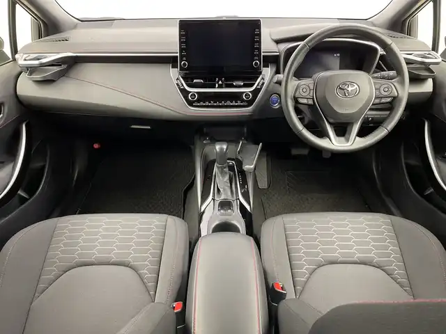 トヨタ カローラ スポーツ ハイブリッドG Z 新潟県 2022(令4)年 2.8万km アティチュードブラックマイカ/プラチナホワイトパールマイカ 登録時27/560km/ワンオーナー/純正ディスプレイオーディオ/　フルセグTV/Bluetooth/AM/FM/プリクラッシュセーフティ/レーントレーシングアシスト/レーンキープアシスト/パーキングサポートブレーキ/ロードサインアシスト/レーダークルーズコントロール/ドライブレコーダー/ビルトインETC2.0/バックモニター/前席シートヒーター/BrakeHold機能/LEDオートライト/オートマチックハイビーム/純正フロアマット/純正アルミホイール/横滑り防止装置/プッシュスタート/電動パーキングブレーキ