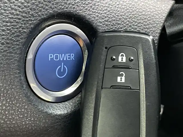 トヨタ カローラ スポーツ ハイブリッドG Z 新潟県 2022(令4)年 2.8万km アティチュードブラックマイカ/プラチナホワイトパールマイカ 登録時27/560km/ワンオーナー/純正ディスプレイオーディオ/　フルセグTV/Bluetooth/AM/FM/プリクラッシュセーフティ/レーントレーシングアシスト/レーンキープアシスト/パーキングサポートブレーキ/ロードサインアシスト/レーダークルーズコントロール/ドライブレコーダー/ビルトインETC2.0/バックモニター/前席シートヒーター/BrakeHold機能/LEDオートライト/オートマチックハイビーム/純正フロアマット/純正アルミホイール/横滑り防止装置/プッシュスタート/電動パーキングブレーキ