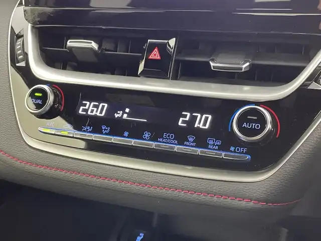 トヨタ カローラ スポーツ ハイブリッドG Z 新潟県 2022(令4)年 2.8万km アティチュードブラックマイカ/プラチナホワイトパールマイカ 登録時27/560km/ワンオーナー/純正ディスプレイオーディオ/　フルセグTV/Bluetooth/AM/FM/プリクラッシュセーフティ/レーントレーシングアシスト/レーンキープアシスト/パーキングサポートブレーキ/ロードサインアシスト/レーダークルーズコントロール/ドライブレコーダー/ビルトインETC2.0/バックモニター/前席シートヒーター/BrakeHold機能/LEDオートライト/オートマチックハイビーム/純正フロアマット/純正アルミホイール/横滑り防止装置/プッシュスタート/電動パーキングブレーキ