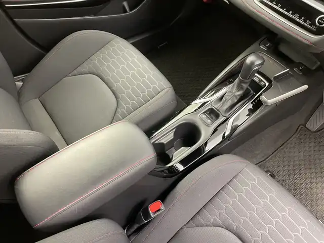 トヨタ カローラ スポーツ ハイブリッドG Z 新潟県 2022(令4)年 2.8万km アティチュードブラックマイカ/プラチナホワイトパールマイカ 登録時27/560km/ワンオーナー/純正ディスプレイオーディオ/　フルセグTV/Bluetooth/AM/FM/プリクラッシュセーフティ/レーントレーシングアシスト/レーンキープアシスト/パーキングサポートブレーキ/ロードサインアシスト/レーダークルーズコントロール/ドライブレコーダー/ビルトインETC2.0/バックモニター/前席シートヒーター/BrakeHold機能/LEDオートライト/オートマチックハイビーム/純正フロアマット/純正アルミホイール/横滑り防止装置/プッシュスタート/電動パーキングブレーキ