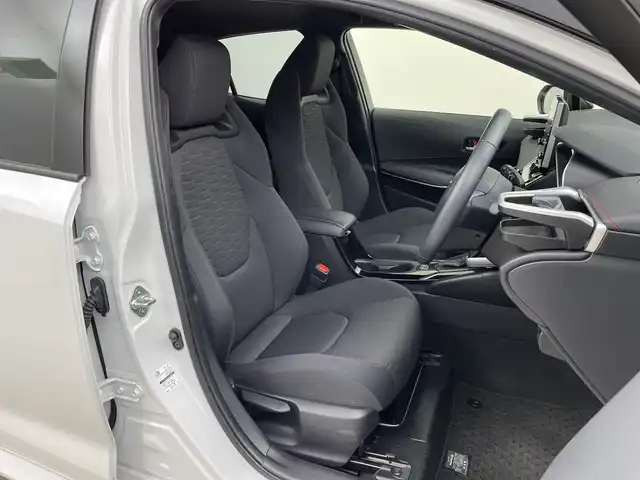 トヨタ カローラ スポーツ ハイブリッドG Z 新潟県 2022(令4)年 2.8万km アティチュードブラックマイカ/プラチナホワイトパールマイカ 登録時27/560km/ワンオーナー/純正ディスプレイオーディオ/　フルセグTV/Bluetooth/AM/FM/プリクラッシュセーフティ/レーントレーシングアシスト/レーンキープアシスト/パーキングサポートブレーキ/ロードサインアシスト/レーダークルーズコントロール/ドライブレコーダー/ビルトインETC2.0/バックモニター/前席シートヒーター/BrakeHold機能/LEDオートライト/オートマチックハイビーム/純正フロアマット/純正アルミホイール/横滑り防止装置/プッシュスタート/電動パーキングブレーキ