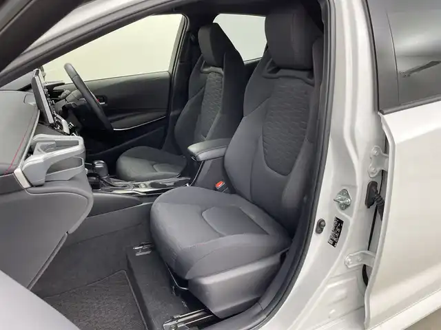 トヨタ カローラ スポーツ ハイブリッドG Z 新潟県 2022(令4)年 2.8万km アティチュードブラックマイカ/プラチナホワイトパールマイカ 登録時27/560km/ワンオーナー/純正ディスプレイオーディオ/　フルセグTV/Bluetooth/AM/FM/プリクラッシュセーフティ/レーントレーシングアシスト/レーンキープアシスト/パーキングサポートブレーキ/ロードサインアシスト/レーダークルーズコントロール/ドライブレコーダー/ビルトインETC2.0/バックモニター/前席シートヒーター/BrakeHold機能/LEDオートライト/オートマチックハイビーム/純正フロアマット/純正アルミホイール/横滑り防止装置/プッシュスタート/電動パーキングブレーキ