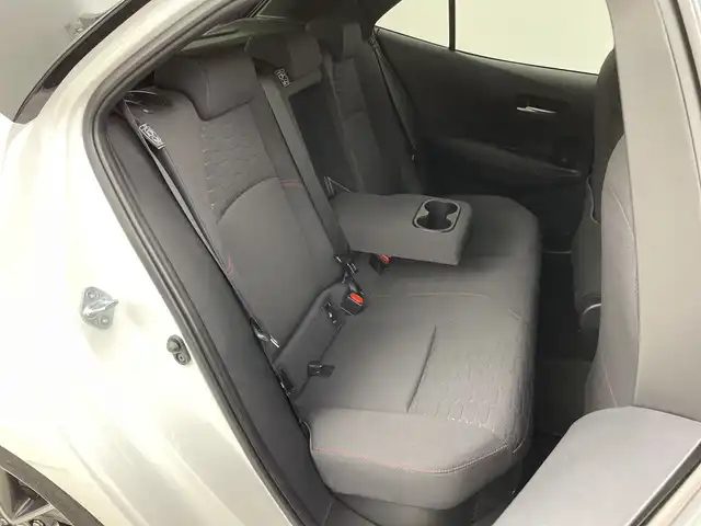 トヨタ カローラ スポーツ ハイブリッドG Z 新潟県 2022(令4)年 2.8万km アティチュードブラックマイカ/プラチナホワイトパールマイカ 登録時27/560km/ワンオーナー/純正ディスプレイオーディオ/　フルセグTV/Bluetooth/AM/FM/プリクラッシュセーフティ/レーントレーシングアシスト/レーンキープアシスト/パーキングサポートブレーキ/ロードサインアシスト/レーダークルーズコントロール/ドライブレコーダー/ビルトインETC2.0/バックモニター/前席シートヒーター/BrakeHold機能/LEDオートライト/オートマチックハイビーム/純正フロアマット/純正アルミホイール/横滑り防止装置/プッシュスタート/電動パーキングブレーキ