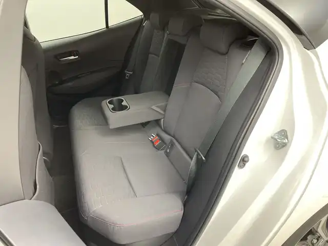 トヨタ カローラ スポーツ ハイブリッドG Z 新潟県 2022(令4)年 2.8万km アティチュードブラックマイカ/プラチナホワイトパールマイカ 登録時27/560km/ワンオーナー/純正ディスプレイオーディオ/　フルセグTV/Bluetooth/AM/FM/プリクラッシュセーフティ/レーントレーシングアシスト/レーンキープアシスト/パーキングサポートブレーキ/ロードサインアシスト/レーダークルーズコントロール/ドライブレコーダー/ビルトインETC2.0/バックモニター/前席シートヒーター/BrakeHold機能/LEDオートライト/オートマチックハイビーム/純正フロアマット/純正アルミホイール/横滑り防止装置/プッシュスタート/電動パーキングブレーキ