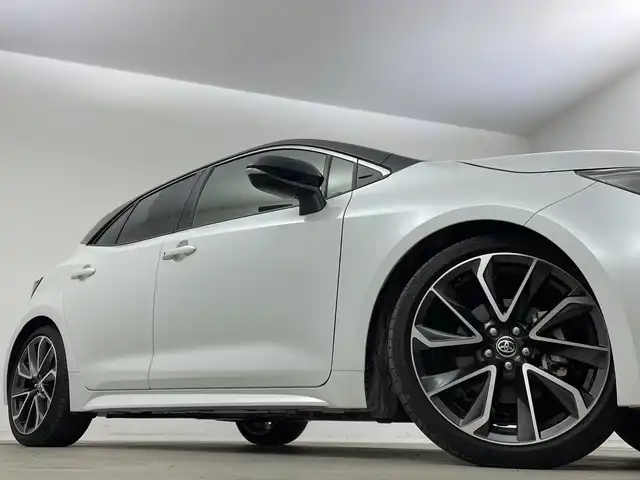 トヨタ カローラ スポーツ ハイブリッドG Z 新潟県 2022(令4)年 2.8万km アティチュードブラックマイカ/プラチナホワイトパールマイカ 登録時27/560km/ワンオーナー/純正ディスプレイオーディオ/　フルセグTV/Bluetooth/AM/FM/プリクラッシュセーフティ/レーントレーシングアシスト/レーンキープアシスト/パーキングサポートブレーキ/ロードサインアシスト/レーダークルーズコントロール/ドライブレコーダー/ビルトインETC2.0/バックモニター/前席シートヒーター/BrakeHold機能/LEDオートライト/オートマチックハイビーム/純正フロアマット/純正アルミホイール/横滑り防止装置/プッシュスタート/電動パーキングブレーキ