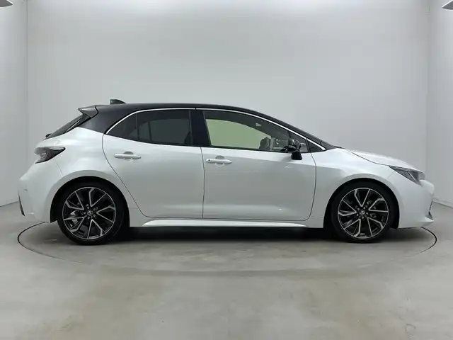 トヨタ カローラ スポーツ ハイブリッドG Z 新潟県 2022(令4)年 2.8万km アティチュードブラックマイカ/プラチナホワイトパールマイカ 登録時27/560km/ワンオーナー/純正ディスプレイオーディオ/　フルセグTV/Bluetooth/AM/FM/プリクラッシュセーフティ/レーントレーシングアシスト/レーンキープアシスト/パーキングサポートブレーキ/ロードサインアシスト/レーダークルーズコントロール/ドライブレコーダー/ビルトインETC2.0/バックモニター/前席シートヒーター/BrakeHold機能/LEDオートライト/オートマチックハイビーム/純正フロアマット/純正アルミホイール/横滑り防止装置/プッシュスタート/電動パーキングブレーキ