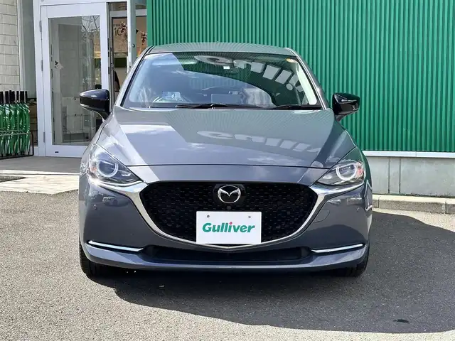 マツダ マツダ２ 15S ブラックトーンED 宮城県 2023(令5)年 1.3万km ポリメタルグレーM ALHパッケージ/・アダプティブLEDライト/・ヘッドランプ内シグネチャーLEDランプ/CD/DVDプレーヤー＋地デジTV/360度ビューモニター＋フロントパーキングセンサー/＝＝＝/車間認知支援システム/前進時アドバンスト・スマート・シティ・ブレーキ・サポート/後退時スマートシティブレーキサポート/スマートブレーキサポート/AT誤発進抑制制御/マツダ・レーダー・クルーズ・コントロール/レーンキープアシストシステム（LAS）/車線逸脱警報システム/ブラインド・スポット・モニタリング（BSM）/リアクロストラフィックアラート/標識認識システム/パーキングセンサー（リア）/マツダコネクトナビ/(フルセグTV/CD/DVD/SD/BT/USB/AUX)/ETC/オートエアコン/MTモード付AT/革巻きステアリング/ステアリングスイッチ/パドルシフト/ヘッドアップディスプレイ/オートライト/アイドリングストップ/プッシュスタート＆スマートキー/ウインカー付き電動格納ミラー/フロアマット/ドアバイザー/純正16インチAW