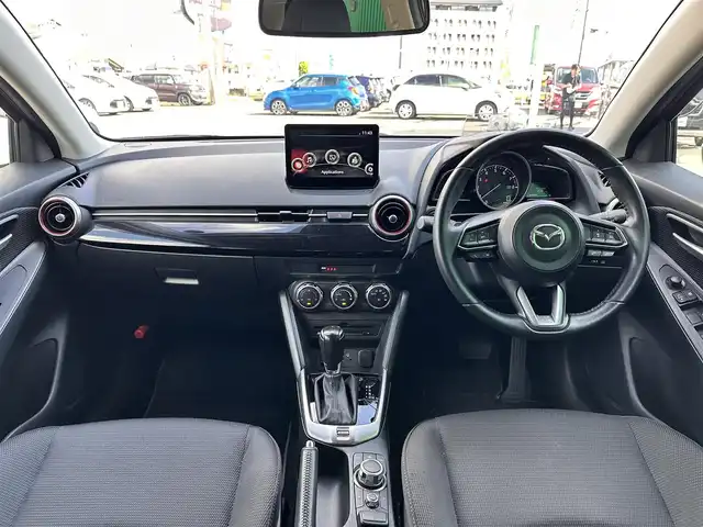 マツダ マツダ２ 15S ブラックトーンED 宮城県 2023(令5)年 1.3万km ポリメタルグレーM ALHパッケージ/・アダプティブLEDライト/・ヘッドランプ内シグネチャーLEDランプ/CD/DVDプレーヤー＋地デジTV/360度ビューモニター＋フロントパーキングセンサー/＝＝＝/車間認知支援システム/前進時アドバンスト・スマート・シティ・ブレーキ・サポート/後退時スマートシティブレーキサポート/スマートブレーキサポート/AT誤発進抑制制御/マツダ・レーダー・クルーズ・コントロール/レーンキープアシストシステム（LAS）/車線逸脱警報システム/ブラインド・スポット・モニタリング（BSM）/リアクロストラフィックアラート/標識認識システム/パーキングセンサー（リア）/マツダコネクトナビ/(フルセグTV/CD/DVD/SD/BT/USB/AUX)/ETC/オートエアコン/MTモード付AT/革巻きステアリング/ステアリングスイッチ/パドルシフト/ヘッドアップディスプレイ/オートライト/アイドリングストップ/プッシュスタート＆スマートキー/ウインカー付き電動格納ミラー/フロアマット/ドアバイザー/純正16インチAW