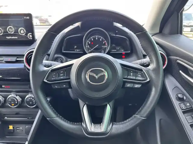 マツダ マツダ２ 15S ブラックトーンED 宮城県 2023(令5)年 1.3万km ポリメタルグレーM ALHパッケージ/・アダプティブLEDライト/・ヘッドランプ内シグネチャーLEDランプ/CD/DVDプレーヤー＋地デジTV/360度ビューモニター＋フロントパーキングセンサー/＝＝＝/車間認知支援システム/前進時アドバンスト・スマート・シティ・ブレーキ・サポート/後退時スマートシティブレーキサポート/スマートブレーキサポート/AT誤発進抑制制御/マツダ・レーダー・クルーズ・コントロール/レーンキープアシストシステム（LAS）/車線逸脱警報システム/ブラインド・スポット・モニタリング（BSM）/リアクロストラフィックアラート/標識認識システム/パーキングセンサー（リア）/マツダコネクトナビ/(フルセグTV/CD/DVD/SD/BT/USB/AUX)/ETC/オートエアコン/MTモード付AT/革巻きステアリング/ステアリングスイッチ/パドルシフト/ヘッドアップディスプレイ/オートライト/アイドリングストップ/プッシュスタート＆スマートキー/ウインカー付き電動格納ミラー/フロアマット/ドアバイザー/純正16インチAW