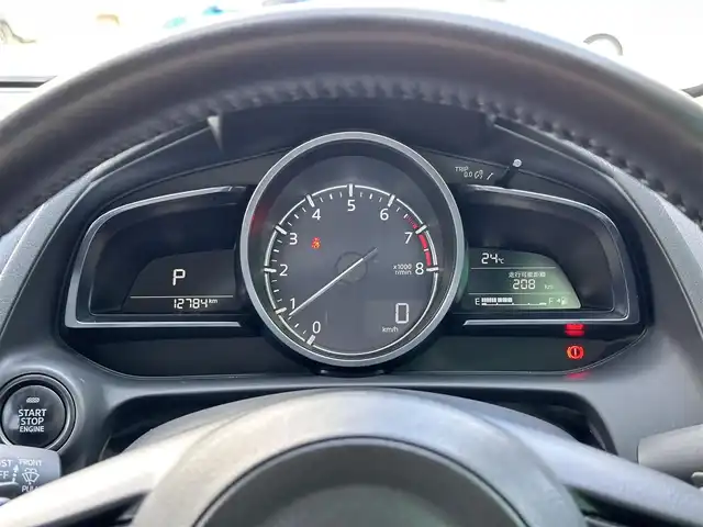 マツダ マツダ２ 15S ブラックトーンED 宮城県 2023(令5)年 1.3万km ポリメタルグレーM ALHパッケージ/・アダプティブLEDライト/・ヘッドランプ内シグネチャーLEDランプ/CD/DVDプレーヤー＋地デジTV/360度ビューモニター＋フロントパーキングセンサー/＝＝＝/車間認知支援システム/前進時アドバンスト・スマート・シティ・ブレーキ・サポート/後退時スマートシティブレーキサポート/スマートブレーキサポート/AT誤発進抑制制御/マツダ・レーダー・クルーズ・コントロール/レーンキープアシストシステム（LAS）/車線逸脱警報システム/ブラインド・スポット・モニタリング（BSM）/リアクロストラフィックアラート/標識認識システム/パーキングセンサー（リア）/マツダコネクトナビ/(フルセグTV/CD/DVD/SD/BT/USB/AUX)/ETC/オートエアコン/MTモード付AT/革巻きステアリング/ステアリングスイッチ/パドルシフト/ヘッドアップディスプレイ/オートライト/アイドリングストップ/プッシュスタート＆スマートキー/ウインカー付き電動格納ミラー/フロアマット/ドアバイザー/純正16インチAW