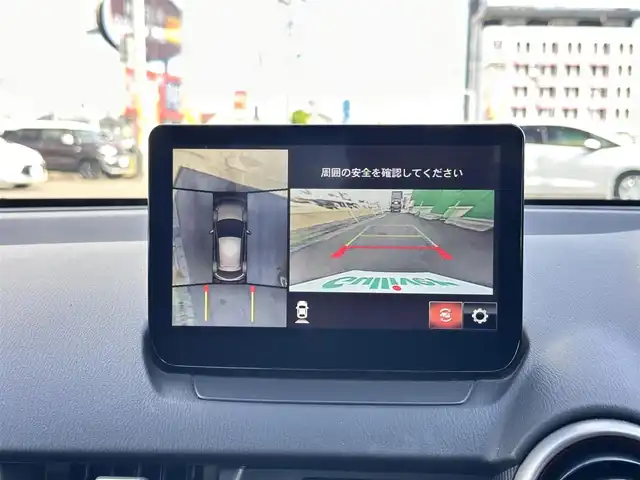マツダ マツダ２ 15S ブラックトーンED 宮城県 2023(令5)年 1.3万km ポリメタルグレーM ALHパッケージ/・アダプティブLEDライト/・ヘッドランプ内シグネチャーLEDランプ/CD/DVDプレーヤー＋地デジTV/360度ビューモニター＋フロントパーキングセンサー/＝＝＝/車間認知支援システム/前進時アドバンスト・スマート・シティ・ブレーキ・サポート/後退時スマートシティブレーキサポート/スマートブレーキサポート/AT誤発進抑制制御/マツダ・レーダー・クルーズ・コントロール/レーンキープアシストシステム（LAS）/車線逸脱警報システム/ブラインド・スポット・モニタリング（BSM）/リアクロストラフィックアラート/標識認識システム/パーキングセンサー（リア）/マツダコネクトナビ/(フルセグTV/CD/DVD/SD/BT/USB/AUX)/ETC/オートエアコン/MTモード付AT/革巻きステアリング/ステアリングスイッチ/パドルシフト/ヘッドアップディスプレイ/オートライト/アイドリングストップ/プッシュスタート＆スマートキー/ウインカー付き電動格納ミラー/フロアマット/ドアバイザー/純正16インチAW