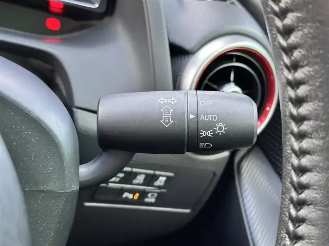 マツダ マツダ２ 15S ブラックトーンED 宮城県 2023(令5)年 1.3万km ポリメタルグレーM ALHパッケージ/・アダプティブLEDライト/・ヘッドランプ内シグネチャーLEDランプ/CD/DVDプレーヤー＋地デジTV/360度ビューモニター＋フロントパーキングセンサー/＝＝＝/車間認知支援システム/前進時アドバンスト・スマート・シティ・ブレーキ・サポート/後退時スマートシティブレーキサポート/スマートブレーキサポート/AT誤発進抑制制御/マツダ・レーダー・クルーズ・コントロール/レーンキープアシストシステム（LAS）/車線逸脱警報システム/ブラインド・スポット・モニタリング（BSM）/リアクロストラフィックアラート/標識認識システム/パーキングセンサー（リア）/マツダコネクトナビ/(フルセグTV/CD/DVD/SD/BT/USB/AUX)/ETC/オートエアコン/MTモード付AT/革巻きステアリング/ステアリングスイッチ/パドルシフト/ヘッドアップディスプレイ/オートライト/アイドリングストップ/プッシュスタート＆スマートキー/ウインカー付き電動格納ミラー/フロアマット/ドアバイザー/純正16インチAW
