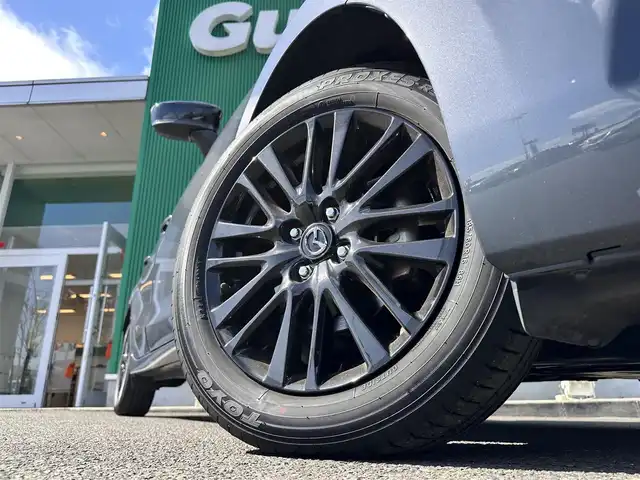 マツダ マツダ２ 15S ブラックトーンED 宮城県 2023(令5)年 1.3万km ポリメタルグレーM ALHパッケージ/・アダプティブLEDライト/・ヘッドランプ内シグネチャーLEDランプ/CD/DVDプレーヤー＋地デジTV/360度ビューモニター＋フロントパーキングセンサー/＝＝＝/車間認知支援システム/前進時アドバンスト・スマート・シティ・ブレーキ・サポート/後退時スマートシティブレーキサポート/スマートブレーキサポート/AT誤発進抑制制御/マツダ・レーダー・クルーズ・コントロール/レーンキープアシストシステム（LAS）/車線逸脱警報システム/ブラインド・スポット・モニタリング（BSM）/リアクロストラフィックアラート/標識認識システム/パーキングセンサー（リア）/マツダコネクトナビ/(フルセグTV/CD/DVD/SD/BT/USB/AUX)/ETC/オートエアコン/MTモード付AT/革巻きステアリング/ステアリングスイッチ/パドルシフト/ヘッドアップディスプレイ/オートライト/アイドリングストップ/プッシュスタート＆スマートキー/ウインカー付き電動格納ミラー/フロアマット/ドアバイザー/純正16インチAW