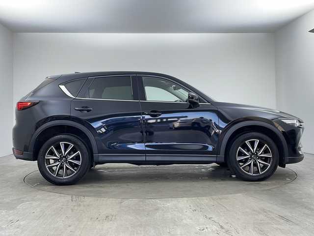 マツダ ＣＸ－５ XD Lパッケージ 兵庫県 2017(平29)年 5.9万km ジェットブラックマイカ ・純正ナビ/Bluetooth/CD/DVD/TV/USB/・バック、サイドカメラ/・衝突軽減ブレーキ/・レーンキープアシスト/・レーダークルーズコントロール/・パーキングセンサー/・オートマチックハイビーム/・ヘッドアップディスプレイ/・電動パーキングブレーキ/・オートホールドブレーキ/・ステアリングスイッチ/・ステアリングヒーター/・純正フロアマット/・パワーバックドア/・革シート/・パワーシート/・シートヒーター/・純正19インチアルミホイール/・ETC/・スペアキー/・取扱説明書/・保証書
