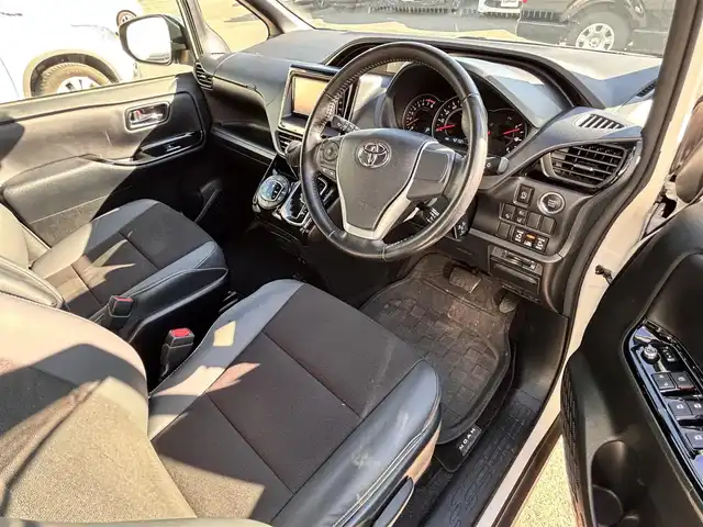 トヨタ ノア Si ダブルバイビーⅡ 静岡県 2019(令1)年 4.3万km ホワイトパールクリスタルシャイン ワンオーナー/禁煙車/純正7インチナビ/（CD/DVD/AM/FM/BT）/・バックカメラ/・フルセグTV/トヨタセーフティセンス/・プリクラッシュセーフティ/・クルーズコントロール/・レーンディパーチャーアラート/・クリアランスソナー/・オートハイビーム/両側パワースライドドア/ETC/前方ドライブレコーダー/純正アルミホイールサマータイヤ/社外AWスタッドレス車載/ハーフレザーシート/純正フロアマット/ドアバイザー