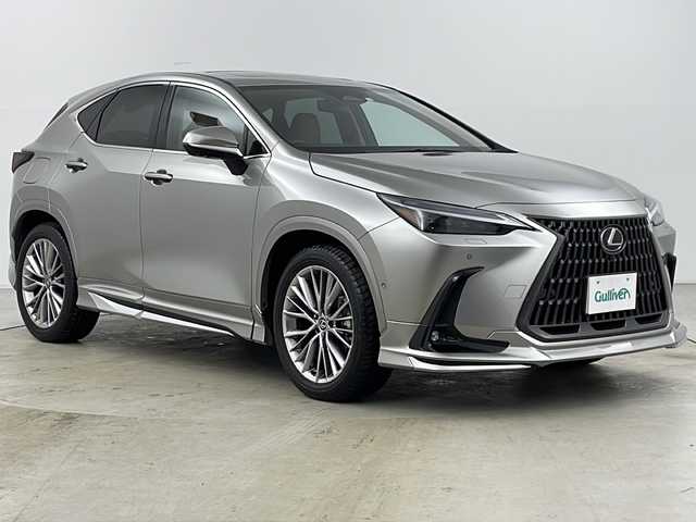 レクサス ＮＸ 450h+ バージョンL 道央・札幌 2023(令5)年 1.9万km ソニックチタニウム ・ワンオーナー/・4WD/・寒冷地仕様/・14インチディスプレイオーディオTV&BT&AM&FM&MiraCast/・パノラマルーフ/・パノラミックビューモニター/・レクサスセーフティシステム/・LDA/・LTA/・レーダークルーズコントロール/・RSA/・TMN/・PDA/・BSM/・パワーバックドア/・カラーヘッドアップディスプレイ/・本革シート/・全席シートヒーター/・前席パワーシート/・ベンチレーションDN席/・メモリーシートD席/・ビルトインETC/・クリアランスソナー/・デジタルインナーミラー/・ステアリングヒーター/・オートマチックハイビーム/・3眼LEDヘッドライト/・オートライト/・純正20インチAW/・純正18インチAW付スタッドレス積込/・スマートキー/・スペアキー