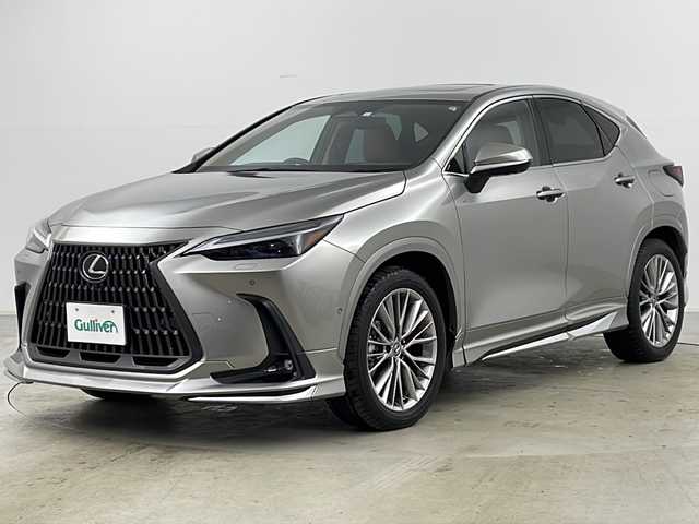 レクサス ＮＸ 450h+ バージョンL 道央・札幌 2023(令5)年 1.9万km ソニックチタニウム ・ワンオーナー/・4WD/・寒冷地仕様/・14インチディスプレイオーディオTV&BT&AM&FM&MiraCast/・パノラマルーフ/・パノラミックビューモニター/・レクサスセーフティシステム/・LDA/・LTA/・レーダークルーズコントロール/・RSA/・TMN/・PDA/・BSM/・パワーバックドア/・カラーヘッドアップディスプレイ/・本革シート/・全席シートヒーター/・前席パワーシート/・ベンチレーションDN席/・メモリーシートD席/・ビルトインETC/・クリアランスソナー/・デジタルインナーミラー/・ステアリングヒーター/・オートマチックハイビーム/・3眼LEDヘッドライト/・オートライト/・純正20インチAW/・純正18インチAW付スタッドレス積込/・スマートキー/・スペアキー