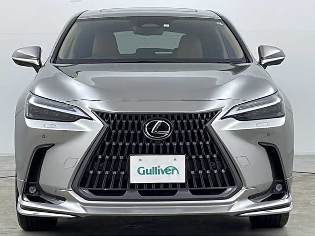 レクサス ＮＸ 450h+ バージョンL 道央・札幌 2023(令5)年 1.9万km ソニックチタニウム ・ワンオーナー/・4WD/・寒冷地仕様/・14インチディスプレイオーディオTV&BT&AM&FM&MiraCast/・パノラマルーフ/・パノラミックビューモニター/・レクサスセーフティシステム/・LDA/・LTA/・レーダークルーズコントロール/・RSA/・TMN/・PDA/・BSM/・パワーバックドア/・カラーヘッドアップディスプレイ/・本革シート/・全席シートヒーター/・前席パワーシート/・ベンチレーションDN席/・メモリーシートD席/・ビルトインETC/・クリアランスソナー/・デジタルインナーミラー/・ステアリングヒーター/・オートマチックハイビーム/・3眼LEDヘッドライト/・オートライト/・純正20インチAW/・純正18インチAW付スタッドレス積込/・スマートキー/・スペアキー