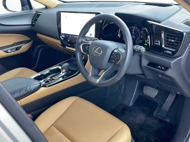レクサス ＮＸ 450h+ バージョンL 道央・札幌 2023(令5)年 1.9万km ソニックチタニウム ・ワンオーナー/・4WD/・寒冷地仕様/・14インチディスプレイオーディオTV&BT&AM&FM&MiraCast/・パノラマルーフ/・パノラミックビューモニター/・レクサスセーフティシステム/・LDA/・LTA/・レーダークルーズコントロール/・RSA/・TMN/・PDA/・BSM/・パワーバックドア/・カラーヘッドアップディスプレイ/・本革シート/・全席シートヒーター/・前席パワーシート/・ベンチレーションDN席/・メモリーシートD席/・ビルトインETC/・クリアランスソナー/・デジタルインナーミラー/・ステアリングヒーター/・オートマチックハイビーム/・3眼LEDヘッドライト/・オートライト/・純正20インチAW/・純正18インチAW付スタッドレス積込/・スマートキー/・スペアキー