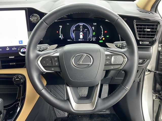 レクサス ＮＸ 450h+ バージョンL 道央・札幌 2023(令5)年 1.9万km ソニックチタニウム ・ワンオーナー/・4WD/・寒冷地仕様/・14インチディスプレイオーディオTV&BT&AM&FM&MiraCast/・パノラマルーフ/・パノラミックビューモニター/・レクサスセーフティシステム/・LDA/・LTA/・レーダークルーズコントロール/・RSA/・TMN/・PDA/・BSM/・パワーバックドア/・カラーヘッドアップディスプレイ/・本革シート/・全席シートヒーター/・前席パワーシート/・ベンチレーションDN席/・メモリーシートD席/・ビルトインETC/・クリアランスソナー/・デジタルインナーミラー/・ステアリングヒーター/・オートマチックハイビーム/・3眼LEDヘッドライト/・オートライト/・純正20インチAW/・純正18インチAW付スタッドレス積込/・スマートキー/・スペアキー