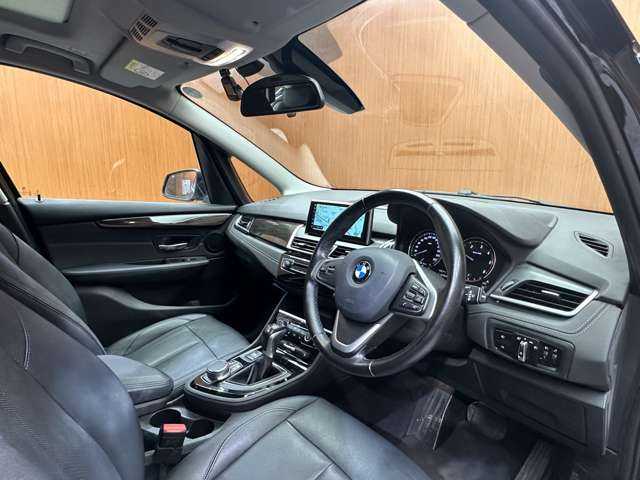 ＢＭＷ ２１８ｄ グランツアラー ラグジュアリー 千葉県 2018(平30)年 5.6万km サファイアブラックP 後期型　/パノラマＳＲ　/黒革シート　/純正ナビ　/バックカメラ　/衝突軽減ブレーキ　/パワーシート　/シートヒーター　/コンフォートアクセス　/パワーバックドア　/ＬＥＤヘッドライト　/ＥＴＣ