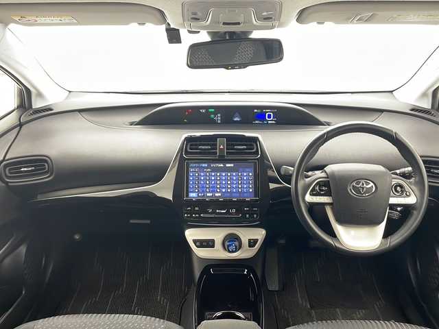 トヨタ プリウス Sセーフティプラス 千葉県 2018(平30)年 3.9万km ホワイトパールクリスタルシャイン 衝突被害軽減システム/レーンキープアシスト/コーナーセンサー（前後）/レーダークルーズコントロール/純正9インチSDナビ（NSZT-Y66T）/　（Bluetooth/CD/DVD/フルセグTV）/バックカメラ/社外ETC/純正ドライブレコーダー（前方のみ）/パワーステアリング/パーキングアシスト/純正フロアマット/オートハイビーム/LEDヘッドライト/純正15インチアルミホイール