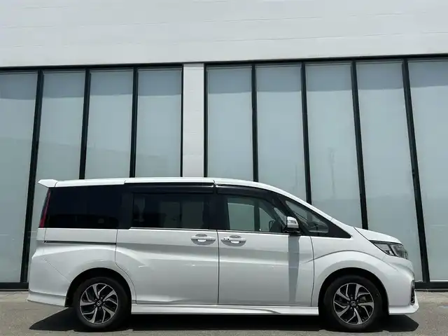 ホンダ ステップワゴン スパーダ ホンダセンシング 大阪府 2021(令3)年 2.2万km プラチナホワイトパール 純正９インチナビ/   フルセグTV/CD/DVD/Bluetooth/USB/バックモニター/衝突軽減ブレーキ/横滑り防止装置/両側パワースライドドア/レーダークルーズコントロール/レーンキープアシスト/パドルシフト/ドライブレコーダー/純正16インチアルミホイール/純正フロアマット/プッシュスタート/スマートキー/ＥＴＣ/ＬＥＤ