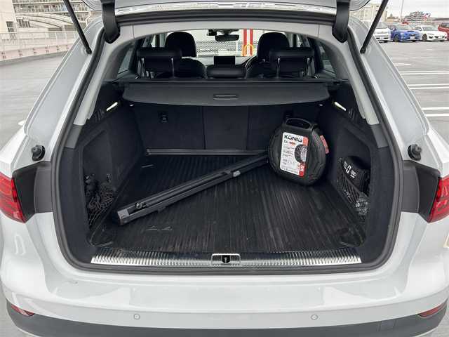 アウディ Ａ４ オールロードクワトロ 東京都 2016(平28)年 4.6万km 白 ４WD/ラグジュアリーパッケージ/マトリクスLEDヘッドライト/純正ナビ（CD/BT/地デジTV)/バックカメラ・全周囲カメラ/黒皮シート/BANG&OLUFSENスピーカー/シートヒーター/ヒーテッドミラー/純正１８インチアルミ/クルーズコントロール/アイドリングストップ/D席パワーシート/ドライブレコーダー（DRY-WiFiV5)/パドルシフト/パワーバックドア/荷室ラゲッジカバー/スペアキー１本/保証書・取説