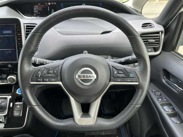 日産 セレナ e－パワー ハイウェイスター V 佐賀県 2020(令2)年 7.8万km ブリリアントホワイトパール 2トーン 7人乗り/プロパイロット/エマージェンシーブレーキ/インテリジェントクルーズコントロール/インテリジェントパーキングアシスト/LDW/LDI/BSI/BSW/前後ソナー/純正10インチSDナビ/・全方位カメラ/・フルセグTV/BT/CD/DVD/純正フリップダウンモニター/純正ドライブレコーダー(DJ4-D)/ハンズフリー両側パワースライドドア/純正16インチAW/LEDヘッドライト/オートライト/プッシュスタート/電動パーキングスイッチ/ETC/リアサンシェード/電動格納ミラー/ドアバイザー/ISOFIX/エアバックW/サイド/カーテン/スペアキー×１