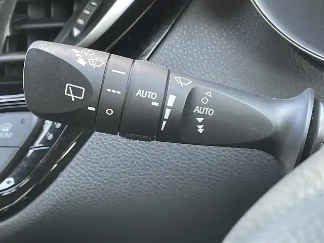 トヨタ Ｃ－ＨＲ G LEDエディション 宮崎県 2017(平29)年 10.1万km ホワイトパールクリスタルシャイン ワンオーナー/純正ナビ「NSZT-Y66T」/(AM.FM.Bluetooth.DVD.CD.USB.HDMI)/フルセグTV/バックカメラ/ETC/ドライブレコーダー/クルーズコントロール/シートヒーター/オートライト/オートマチックハイビーム/オートエアコン/衝突軽減ブレーキ/レーンキープアシスト/横滑り防止機能/スマートキー/電格ミラー/パワーステアリング/パワーウィンドウ/アイドリングストップ