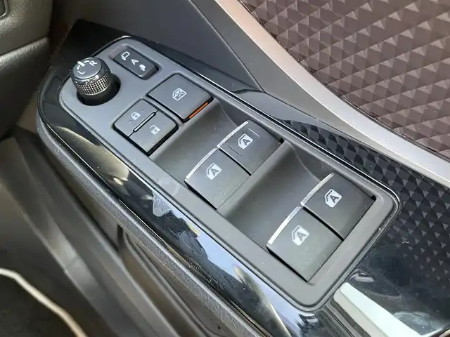 トヨタ Ｃ－ＨＲ G LEDエディション 宮崎県 2017(平29)年 10.1万km ホワイトパールクリスタルシャイン ワンオーナー/純正ナビ「NSZT-Y66T」/(AM.FM.Bluetooth.DVD.CD.USB.HDMI)/フルセグTV/バックカメラ/ETC/ドライブレコーダー/クルーズコントロール/シートヒーター/オートライト/オートマチックハイビーム/オートエアコン/衝突軽減ブレーキ/レーンキープアシスト/横滑り防止機能/スマートキー/電格ミラー/パワーステアリング/パワーウィンドウ/アイドリングストップ