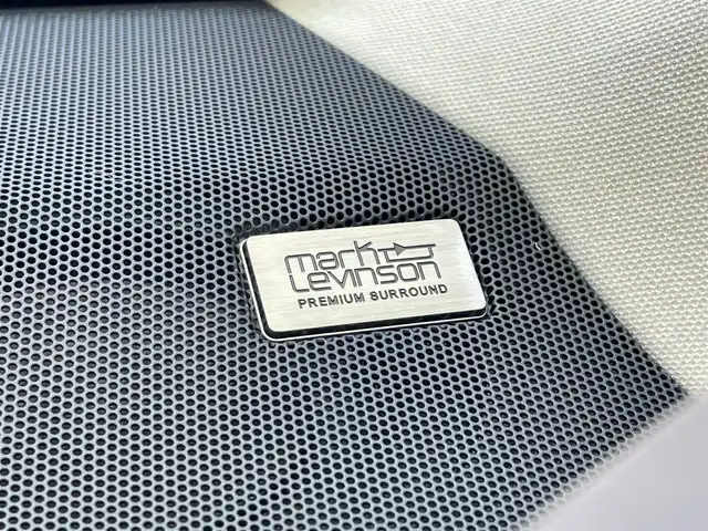 レクサス ＮＸ 300h バージョンL 岩手県 2015(平27)年 9.2万km ソニックチタニウム ワンオーナー/４WD/三眼フルLEDヘッドランプ/ムーンルーフ/本革シート/マークレビンソンプレミアムサラウンドサウンドシステム/パワーバックドア/電動格納・リクライニングリヤシート/クルーズコントロール/クリアランスソナー/オートブレーキホールド/パドルシフト/パワーシート/シートヒーター/シートベンチレーション/ステアリングヒーター/AC100V100Wアクセサリーコンセント/純正ナビ/フルセグTV/TVキャンセラー/Blu-rayDisc再生機能/ETC2.0/ドライブレコーダー/バックカメラ・サイドカメラ/純正18インチアルミホイール