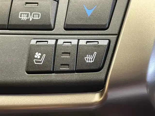 レクサス ＮＸ 300h バージョンL 岩手県 2015(平27)年 9.2万km ソニックチタニウム ワンオーナー/４WD/三眼フルLEDヘッドランプ/ムーンルーフ/本革シート/マークレビンソンプレミアムサラウンドサウンドシステム/パワーバックドア/電動格納・リクライニングリヤシート/クルーズコントロール/クリアランスソナー/オートブレーキホールド/パドルシフト/パワーシート/シートヒーター/シートベンチレーション/ステアリングヒーター/AC100V100Wアクセサリーコンセント/純正ナビ/フルセグTV/TVキャンセラー/Blu-rayDisc再生機能/ETC2.0/ドライブレコーダー/バックカメラ・サイドカメラ/純正18インチアルミホイール