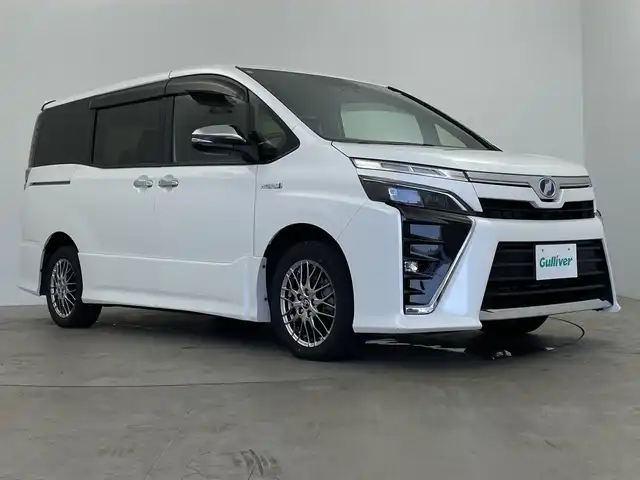 トヨタ ヴォクシー ハイブリッド ZS 煌 鹿児島県 2018(平30)年 5.7万km ホワイトパールクリスタルシャイン Toyota Safety Sense/・プリクラッシュセーフティ/・レーンディパーチャーアラート/・オートハイビーム/クルーズコントロール/両側パワースライドドア/純正9型ナビ/（フルセグV/DVD/CD/Bluetooth）/バックカメラ/革巻きステアリング/ステアリングスイッチ/前席シートヒーター/ETC/LEDヘッドライト/ウインカーミラー/純正16インチアルミホイル/スマートキー/保証書/取扱説明書