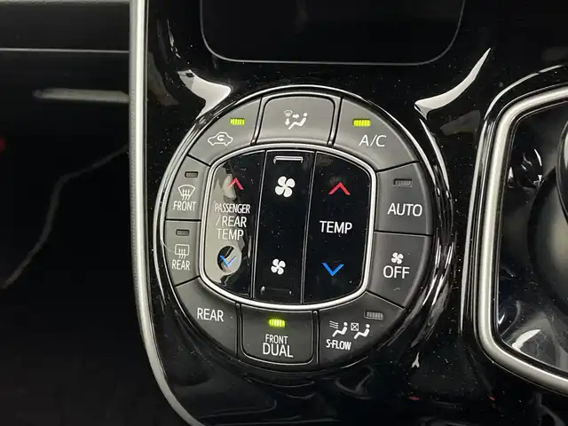 トヨタ ヴォクシー ハイブリッド ZS 煌 鹿児島県 2018(平30)年 5.7万km ホワイトパールクリスタルシャイン Toyota Safety Sense/・プリクラッシュセーフティ/・レーンディパーチャーアラート/・オートハイビーム/クルーズコントロール/両側パワースライドドア/純正9型ナビ/（フルセグV/DVD/CD/Bluetooth）/バックカメラ/革巻きステアリング/ステアリングスイッチ/前席シートヒーター/ETC/LEDヘッドライト/ウインカーミラー/純正16インチアルミホイル/スマートキー/保証書/取扱説明書