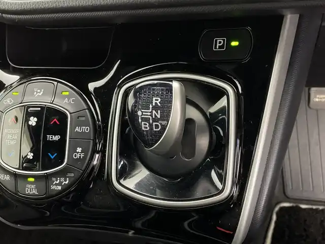 トヨタ ヴォクシー ハイブリッド ZS 煌 鹿児島県 2018(平30)年 5.7万km ホワイトパールクリスタルシャイン Toyota Safety Sense/・プリクラッシュセーフティ/・レーンディパーチャーアラート/・オートハイビーム/クルーズコントロール/両側パワースライドドア/純正9型ナビ/（フルセグV/DVD/CD/Bluetooth）/バックカメラ/革巻きステアリング/ステアリングスイッチ/前席シートヒーター/ETC/LEDヘッドライト/ウインカーミラー/純正16インチアルミホイル/スマートキー/保証書/取扱説明書