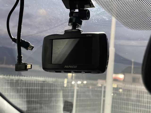 トヨタ プリウス A ツーリングセレクション 山梨県 2019(平31)年 4.1万km ホワイトパールクリスタルシャイン トヨタセーフティセンス/　・レーンディパーチャーアラート/　・レーダークルーズコントロール/　・オートマチックハイビーム/　・プリクラッシュセーフティシステム/　・クリアランスソナー/　・パーキングサポートブレーキ/　・ブラインドスポットモニター/　・リアクロストラフィックアラート/TRDエアロ/　(フロント、サイド、リア)/純正SDナビ/　(CD/DVD/SD/USB/BT/フルセグ)/バックカメラ/LEDオートライト/LEDフォグランプ/シートヒーター/純正17インチアルミホイール/スマートキー/ビルトインETC2.0