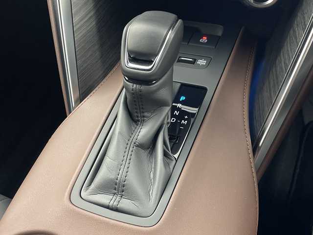 トヨタ ハリアー G 岐阜県 2025(令7)年 0.6万km プラチナホワイトパールマイカ 12.3インチ純正ディスプレイオーディオ/ナビ/Bluetooth/USB/フルセグTV/バックモニター/トヨタセーフティセンス/パーキングサポートブレーキ/プリクラッシュセーフティシステム/レーントレーシングアシスト/レーダークルーズコントロール/オートマチックハイビーム/ブラインドスポットモニター/リヤクロストラフィックアラート/デジタルインナーミラー/パワーリアゲート/ドライブレコーダー/ETC/電動チルト＆テレスコピックステアリング/パワーシート/ハーフレザーシート/革巻きステアリング/ステアリングリモコン/オートLEDヘッドライト/フォグランプ/純正フロアマット/純正18インチアルミホイール