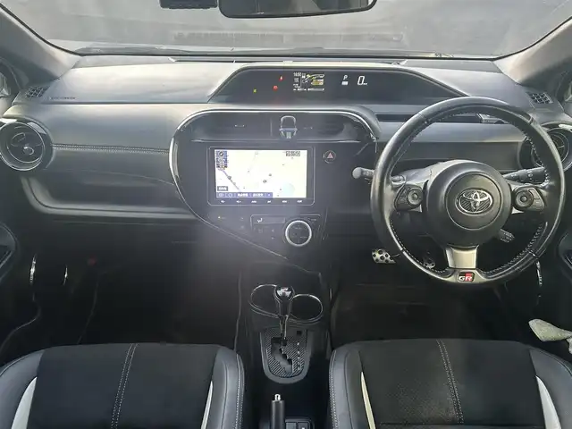 トヨタ アクア G GRスポーツ 17インチPKG 香川県 2019(令1)年 6.7万km ホワイトパールクリスタルシャイン 純正9型SDナビ【NSZT-Y68T】/（フルセグTV/Bluetooth/DVD/MSV）/バックカメラ/前後ドライブレコーダー【ZDR-015】/プリクラッシュセーフティ/レーンディパーチャーアラート/オートマチックハイビーム/先行車発進アラート/ハーフレザーシート/革巻きステアリング/ステアリングスイッチ/オートライト/LEDヘッドライト/LEDフォグライト/純正ビルトインETC/純正17インチアルミホイール/純正フロアマット/センターコンソール/ドアバイザー/ウィンカー付電動格納ミラー/ISOFIX