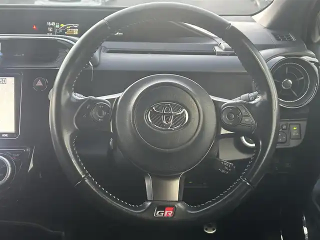 トヨタ アクア G GRスポーツ 17インチPKG 香川県 2019(令1)年 6.7万km ホワイトパールクリスタルシャイン 純正9型SDナビ【NSZT-Y68T】/（フルセグTV/Bluetooth/DVD/MSV）/バックカメラ/前後ドライブレコーダー【ZDR-015】/プリクラッシュセーフティ/レーンディパーチャーアラート/オートマチックハイビーム/先行車発進アラート/ハーフレザーシート/革巻きステアリング/ステアリングスイッチ/オートライト/LEDヘッドライト/LEDフォグライト/純正ビルトインETC/純正17インチアルミホイール/純正フロアマット/センターコンソール/ドアバイザー/ウィンカー付電動格納ミラー/ISOFIX