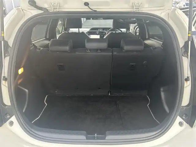 トヨタ アクア G GRスポーツ 17インチPKG 香川県 2019(令1)年 6.7万km ホワイトパールクリスタルシャイン 純正9型SDナビ【NSZT-Y68T】/（フルセグTV/Bluetooth/DVD/MSV）/バックカメラ/前後ドライブレコーダー【ZDR-015】/プリクラッシュセーフティ/レーンディパーチャーアラート/オートマチックハイビーム/先行車発進アラート/ハーフレザーシート/革巻きステアリング/ステアリングスイッチ/オートライト/LEDヘッドライト/LEDフォグライト/純正ビルトインETC/純正17インチアルミホイール/純正フロアマット/センターコンソール/ドアバイザー/ウィンカー付電動格納ミラー/ISOFIX