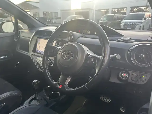 トヨタ アクア G GRスポーツ 17インチPKG 香川県 2019(令1)年 6.7万km ホワイトパールクリスタルシャイン 純正9型SDナビ【NSZT-Y68T】/（フルセグTV/Bluetooth/DVD/MSV）/バックカメラ/前後ドライブレコーダー【ZDR-015】/プリクラッシュセーフティ/レーンディパーチャーアラート/オートマチックハイビーム/先行車発進アラート/ハーフレザーシート/革巻きステアリング/ステアリングスイッチ/オートライト/LEDヘッドライト/LEDフォグライト/純正ビルトインETC/純正17インチアルミホイール/純正フロアマット/センターコンソール/ドアバイザー/ウィンカー付電動格納ミラー/ISOFIX