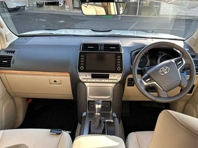 トヨタ ランドクルーザー プラド TX Lパッケージ マットブラED 埼玉県 2024(令6)年 2.6万km ホワイトパールクリスタルシャイン 登録時25540km/ワンオーナー/サンルーフ/4WD/純正ナビ/フルセグ/BT/USB/Miracast/アラウンドビューモニター/衝突被害軽減ブレーキ/レーンキープアシスト/BSM/レーザークルーズコントロール/コーナーセンサー/レザーシート/パワーシート（D＋N席）/シートヒーター/エアシート（D＋N席）/革巻きハンドル/ステアリングリモコン/ビルトインETC2.0/ドライブレコーダー（HDR002）/セカンドスタートモード/横滑り防止装置/プッシュスタート/オートライト/オートマチックハイビーム/電動格納ミラー/ウィンカーミラー/フロアマット/LEDヘッドライト/フォグランプ/純正18インチアルミホイール/スマートキー×2/保証書/取扱説明書/ナビ取扱説明書