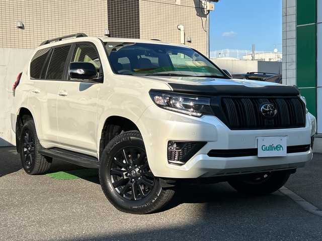 トヨタ ランドクルーザー プラド TX Lパッケージ マットブラED 埼玉県 2024(令6)年 2.6万km ホワイトパールクリスタルシャイン 登録時25540km/ワンオーナー/サンルーフ/4WD/純正ナビ/フルセグ/BT/USB/Miracast/アラウンドビューモニター/衝突被害軽減ブレーキ/レーンキープアシスト/BSM/レーザークルーズコントロール/コーナーセンサー/レザーシート/パワーシート（D＋N席）/シートヒーター/エアシート（D＋N席）/革巻きハンドル/ステアリングリモコン/ビルトインETC2.0/ドライブレコーダー（HDR002）/セカンドスタートモード/横滑り防止装置/プッシュスタート/オートライト/オートマチックハイビーム/電動格納ミラー/ウィンカーミラー/フロアマット/LEDヘッドライト/フォグランプ/純正18インチアルミホイール/スマートキー×2/保証書/取扱説明書/ナビ取扱説明書