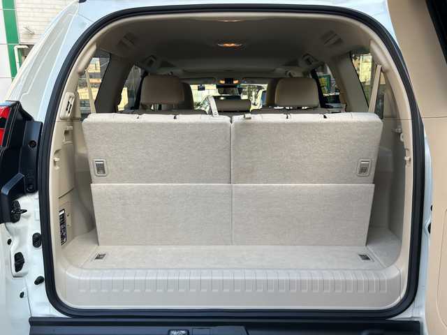 トヨタ ランドクルーザー プラド TX Lパッケージ マットブラED 埼玉県 2024(令6)年 2.6万km ホワイトパールクリスタルシャイン 登録時25540km/ワンオーナー/サンルーフ/4WD/純正ナビ/フルセグ/BT/USB/Miracast/アラウンドビューモニター/衝突被害軽減ブレーキ/レーンキープアシスト/BSM/レーザークルーズコントロール/コーナーセンサー/レザーシート/パワーシート（D＋N席）/シートヒーター/エアシート（D＋N席）/革巻きハンドル/ステアリングリモコン/ビルトインETC2.0/ドライブレコーダー（HDR002）/セカンドスタートモード/横滑り防止装置/プッシュスタート/オートライト/オートマチックハイビーム/電動格納ミラー/ウィンカーミラー/フロアマット/LEDヘッドライト/フォグランプ/純正18インチアルミホイール/スマートキー×2/保証書/取扱説明書/ナビ取扱説明書