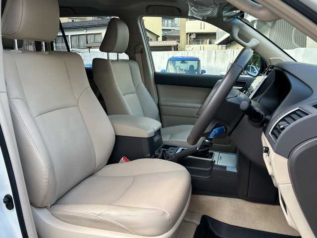 トヨタ ランドクルーザー プラド TX Lパッケージ マットブラED 埼玉県 2024(令6)年 2.6万km ホワイトパールクリスタルシャイン 登録時25540km/ワンオーナー/サンルーフ/4WD/純正ナビ/フルセグ/BT/USB/Miracast/アラウンドビューモニター/衝突被害軽減ブレーキ/レーンキープアシスト/BSM/レーザークルーズコントロール/コーナーセンサー/レザーシート/パワーシート（D＋N席）/シートヒーター/エアシート（D＋N席）/革巻きハンドル/ステアリングリモコン/ビルトインETC2.0/ドライブレコーダー（HDR002）/セカンドスタートモード/横滑り防止装置/プッシュスタート/オートライト/オートマチックハイビーム/電動格納ミラー/ウィンカーミラー/フロアマット/LEDヘッドライト/フォグランプ/純正18インチアルミホイール/スマートキー×2/保証書/取扱説明書/ナビ取扱説明書