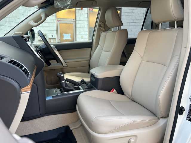 トヨタ ランドクルーザー プラド TX Lパッケージ マットブラED 埼玉県 2024(令6)年 2.6万km ホワイトパールクリスタルシャイン 登録時25540km/ワンオーナー/サンルーフ/4WD/純正ナビ/フルセグ/BT/USB/Miracast/アラウンドビューモニター/衝突被害軽減ブレーキ/レーンキープアシスト/BSM/レーザークルーズコントロール/コーナーセンサー/レザーシート/パワーシート（D＋N席）/シートヒーター/エアシート（D＋N席）/革巻きハンドル/ステアリングリモコン/ビルトインETC2.0/ドライブレコーダー（HDR002）/セカンドスタートモード/横滑り防止装置/プッシュスタート/オートライト/オートマチックハイビーム/電動格納ミラー/ウィンカーミラー/フロアマット/LEDヘッドライト/フォグランプ/純正18インチアルミホイール/スマートキー×2/保証書/取扱説明書/ナビ取扱説明書