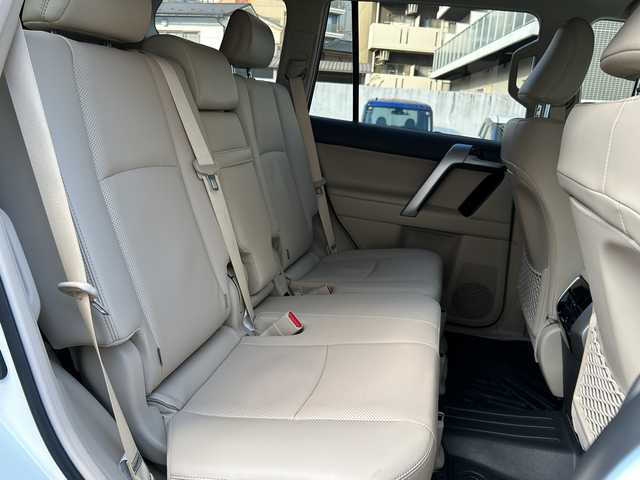 トヨタ ランドクルーザー プラド TX Lパッケージ マットブラED 埼玉県 2024(令6)年 2.6万km ホワイトパールクリスタルシャイン 登録時25540km/ワンオーナー/サンルーフ/4WD/純正ナビ/フルセグ/BT/USB/Miracast/アラウンドビューモニター/衝突被害軽減ブレーキ/レーンキープアシスト/BSM/レーザークルーズコントロール/コーナーセンサー/レザーシート/パワーシート（D＋N席）/シートヒーター/エアシート（D＋N席）/革巻きハンドル/ステアリングリモコン/ビルトインETC2.0/ドライブレコーダー（HDR002）/セカンドスタートモード/横滑り防止装置/プッシュスタート/オートライト/オートマチックハイビーム/電動格納ミラー/ウィンカーミラー/フロアマット/LEDヘッドライト/フォグランプ/純正18インチアルミホイール/スマートキー×2/保証書/取扱説明書/ナビ取扱説明書