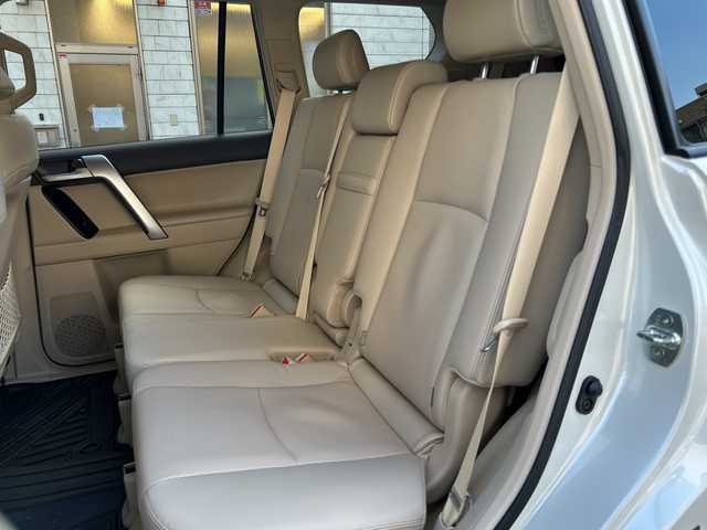 トヨタ ランドクルーザー プラド TX Lパッケージ マットブラED 埼玉県 2024(令6)年 2.6万km ホワイトパールクリスタルシャイン 登録時25540km/ワンオーナー/サンルーフ/4WD/純正ナビ/フルセグ/BT/USB/Miracast/アラウンドビューモニター/衝突被害軽減ブレーキ/レーンキープアシスト/BSM/レーザークルーズコントロール/コーナーセンサー/レザーシート/パワーシート（D＋N席）/シートヒーター/エアシート（D＋N席）/革巻きハンドル/ステアリングリモコン/ビルトインETC2.0/ドライブレコーダー（HDR002）/セカンドスタートモード/横滑り防止装置/プッシュスタート/オートライト/オートマチックハイビーム/電動格納ミラー/ウィンカーミラー/フロアマット/LEDヘッドライト/フォグランプ/純正18インチアルミホイール/スマートキー×2/保証書/取扱説明書/ナビ取扱説明書