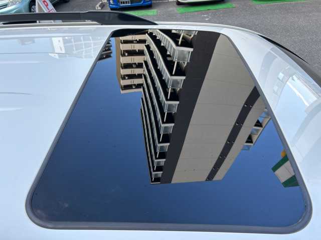 トヨタ ランドクルーザー プラド TX Lパッケージ マットブラED 埼玉県 2024(令6)年 2.6万km ホワイトパールクリスタルシャイン 登録時25540km/ワンオーナー/サンルーフ/4WD/純正ナビ/フルセグ/BT/USB/Miracast/アラウンドビューモニター/衝突被害軽減ブレーキ/レーンキープアシスト/BSM/レーザークルーズコントロール/コーナーセンサー/レザーシート/パワーシート（D＋N席）/シートヒーター/エアシート（D＋N席）/革巻きハンドル/ステアリングリモコン/ビルトインETC2.0/ドライブレコーダー（HDR002）/セカンドスタートモード/横滑り防止装置/プッシュスタート/オートライト/オートマチックハイビーム/電動格納ミラー/ウィンカーミラー/フロアマット/LEDヘッドライト/フォグランプ/純正18インチアルミホイール/スマートキー×2/保証書/取扱説明書/ナビ取扱説明書